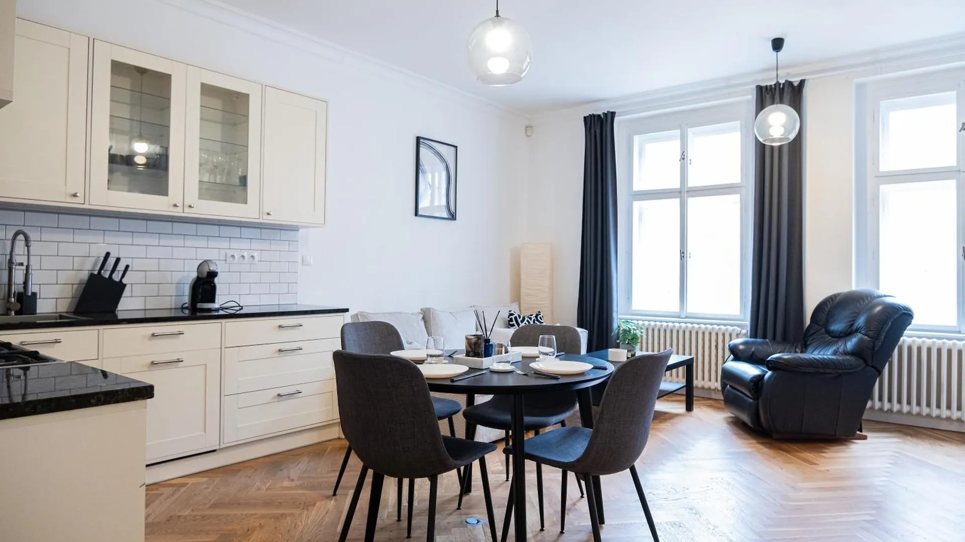 Spacious Apartment Near Prague Castle