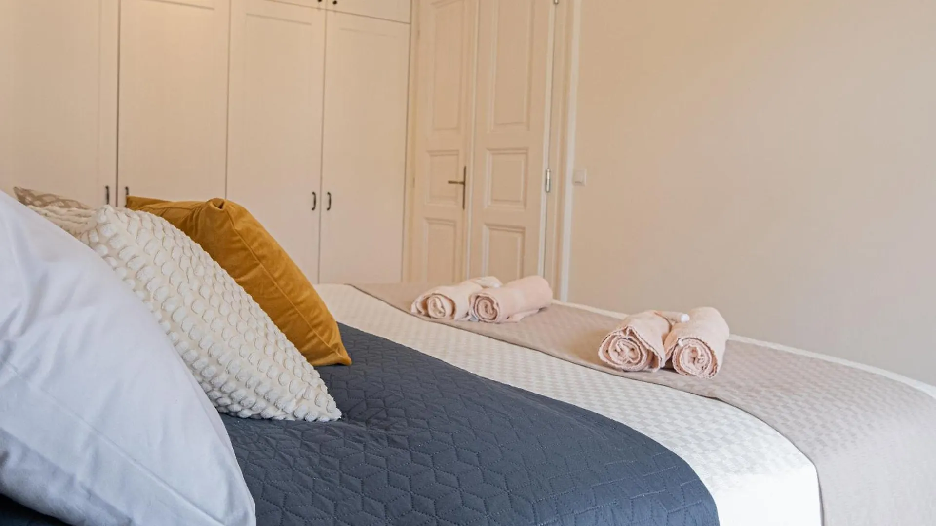 Spacious Apartment Near Prague Castle